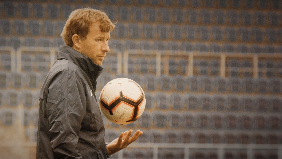 Trenér roku si tajně nahrával fotbalistky ve sprchách, fotky posílal dál